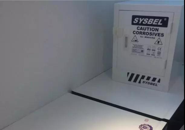 Armoires de stockage de substances corrosives